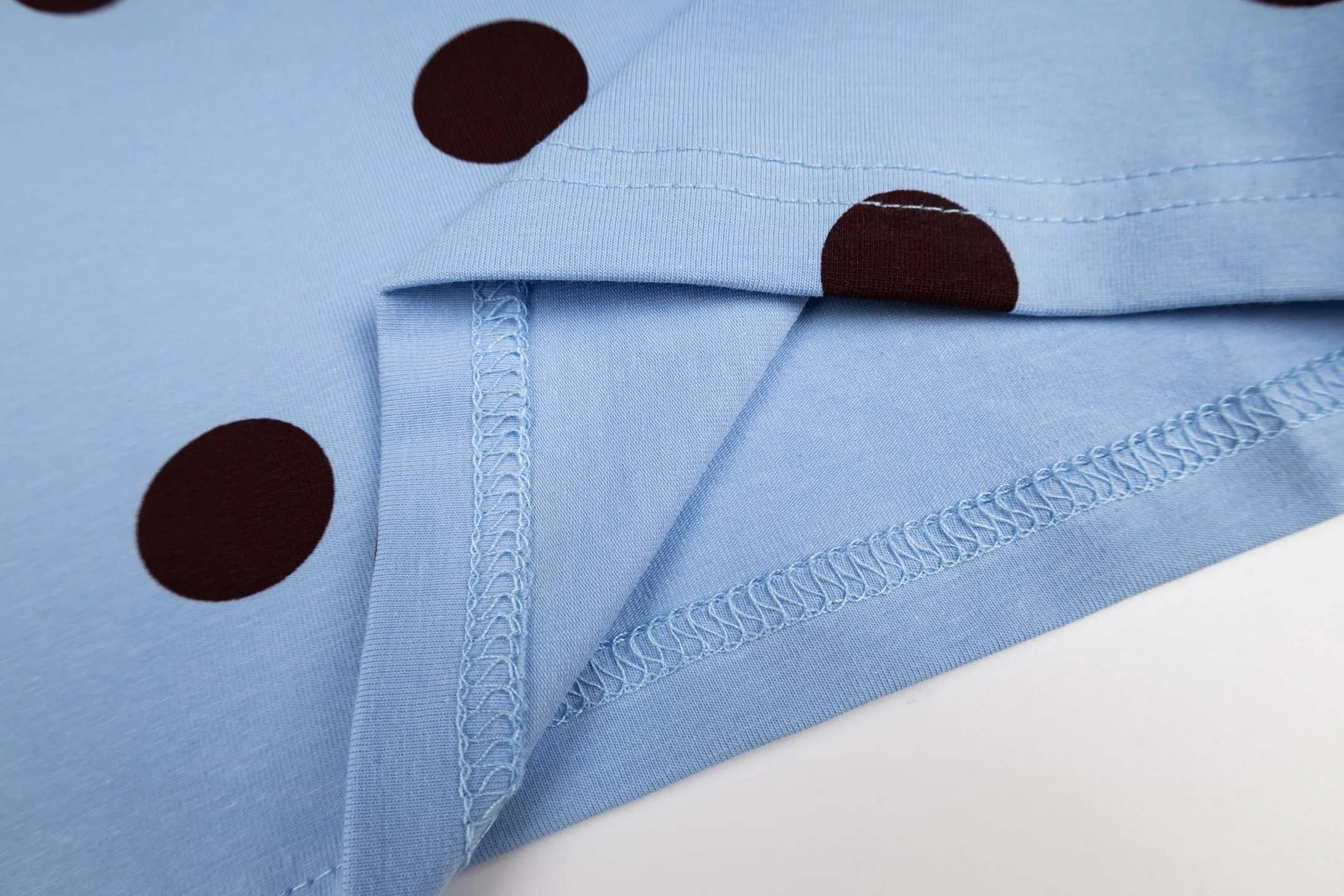 Adidas Clover Hot Sale Polka Dot Two-Color Short Sleeve T-Shirt This Adidas Clover Polka Dot Short Sleeve T-shirt has a creamy white base with Black polka dots, retro and playful! The three stripes on the side of the sleeves and the clover logo on the chest are full of sportiness. The slim cut shows the shoulder line, and the elastic fabric is breathable. It is super comfortable to wear in summer. Whether it is worn with jeans, overalls or short skirts, you can easily switch between sweet and cool or college style. It is very popular in daily outings, sports, and photo shoots. Style number: A 214# Color: White Blue Size: S M L XL XXL